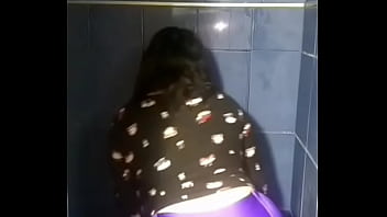 Mi novia sacudiendo las nalgas
