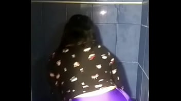 Mi novia sacudiendo las nalgas