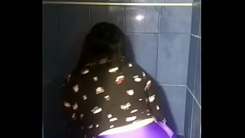 Mi novia sacudiendo las nalgas