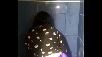 Mi novia sacudiendo las nalgas