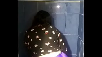 Mi novia sacudiendo las nalgas