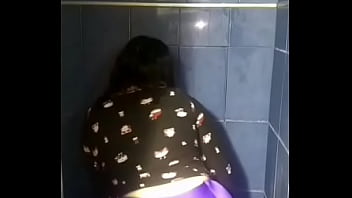 Mi novia sacudiendo las nalgas