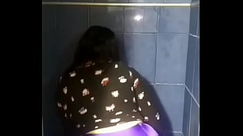 Mi novia sacudiendo las nalgas