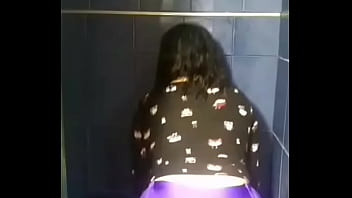 Mi novia sacudiendo las nalgas