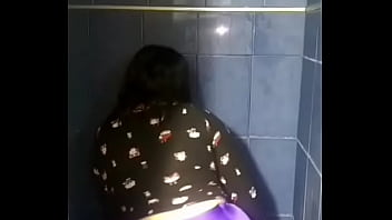 Mi novia sacudiendo las nalgas