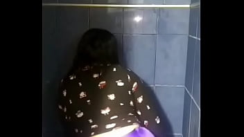 Mi novia sacudiendo las nalgas