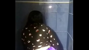 Mi novia sacudiendo las nalgas