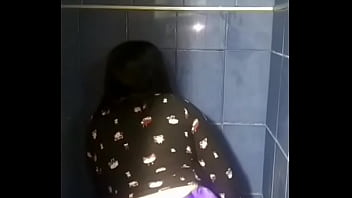 Mi novia sacudiendo las nalgas