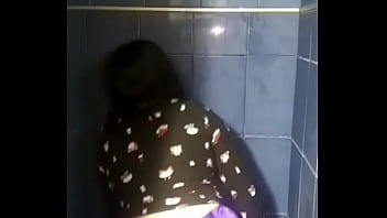 Mi novia sacudiendo las nalgas