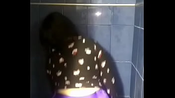 Mi novia sacudiendo las nalgas