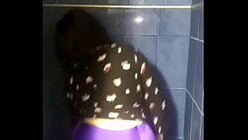 Mi novia sacudiendo las nalgas