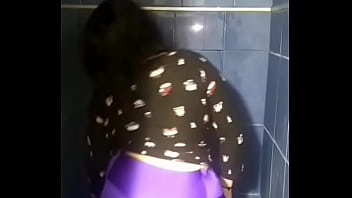 Mi novia sacudiendo las nalgas