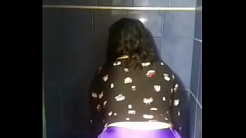 Mi novia sacudiendo las nalgas