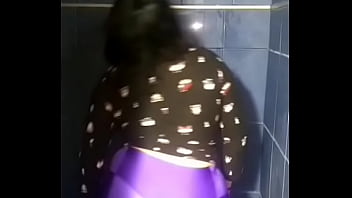 Mi novia sacudiendo las nalgas