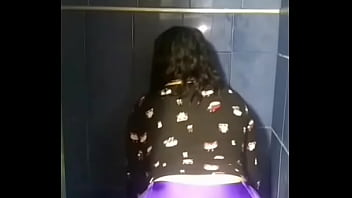 Mi novia sacudiendo las nalgas