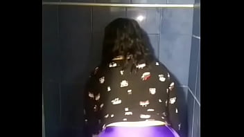 Mi novia sacudiendo las nalgas