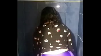 Mi novia sacudiendo las nalgas