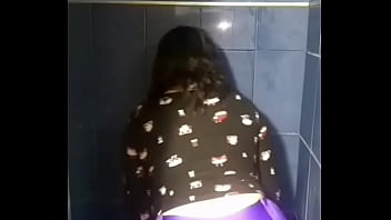 Mi novia sacudiendo las nalgas