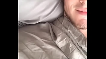 Chico Guapo Disfrutando De Un Pajazo thumbnail