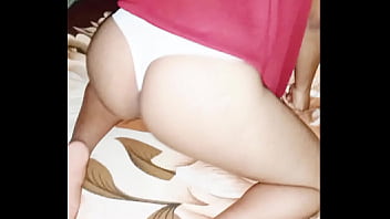 Solita en casa aburrida