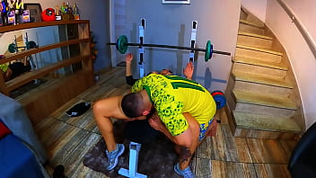 Foi fazer sexo com seu instrutor de academia e deu merda literalmente