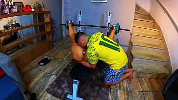 Foi fazer sexo com seu instrutor de academia e deu merda literalmente