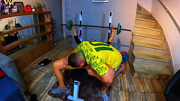 Foi fazer sexo com seu instrutor de academia e deu merda literalmente