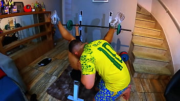 Foi fazer sexo com seu instrutor de academia e deu merda literalmente