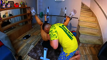 Foi fazer sexo com seu instrutor de academia e deu merda literalmente