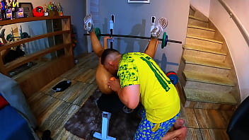 Foi fazer sexo com seu instrutor de academia e deu merda literalmente