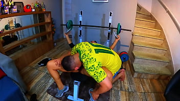 Foi fazer sexo com seu instrutor de academia e deu merda literalmente