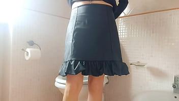 It's pee time and i can't resist anymore