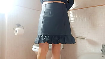 It's pee time and i can't resist anymore