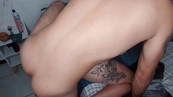 Empregada me deixa com ereção ao mostrar seu cu com tesão enquanto minha esposa esta fora