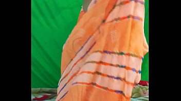 Indian bhabhi ki saree change karte hue chupke se banai video