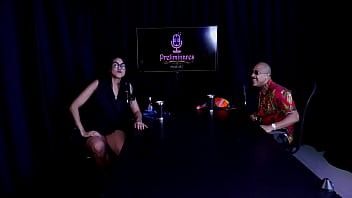 Ficou excitado e tirou a roupa da apresentadora que o jogou na mesa e fez boquete em seu pau nego catra watch sheer red