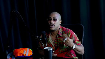 Ficou excitado e tirou a roupa da apresentadora que o jogou na mesa e fez boquete em seu pau nego catra watch sheer red