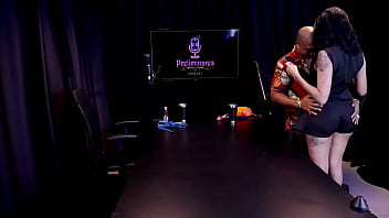 Ficou excitado e tirou a roupa da apresentadora que o jogou na mesa e fez boquete em seu pau nego catra watch sheer red