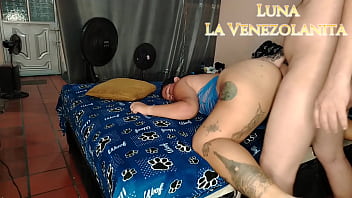 Morena nalgona se chupa y culea una verga moviendo su gran culo hasta que le dejan la cuca llena de leche