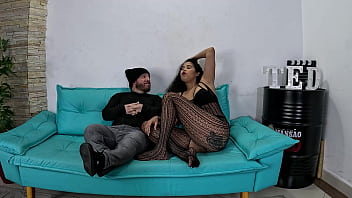 O bate bola da bia andrade com um anão