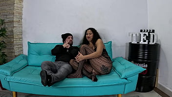 O bate bola da bia andrade com um anão