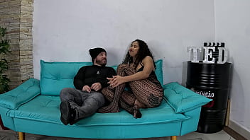 O bate bola da bia andrade com um anão