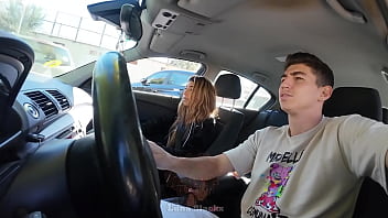 Morena cachonda se folla a conductor de taxi para pagar el viaje luna black