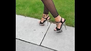 Humeur du jour combie résille et jupe en vinyle vient découvrir si j'ai mis