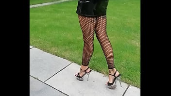 Humeur du jour combie résille et jupe en vinyle vient découvrir si j'ai mis