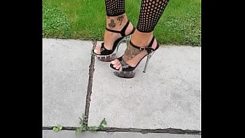 Humeur du jour combie résille et jupe en vinyle vient découvrir si j'ai mis