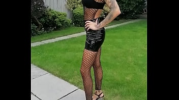 Humeur du jour combie résille et jupe en vinyle vient découvrir si j'ai mis