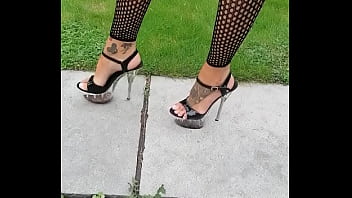 Humeur du jour combie résille et jupe en vinyle vient découvrir si j'ai mis