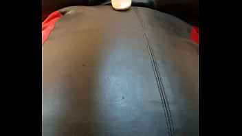 Gretala incinta gioca coi capezzoli