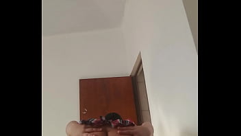 Puta gostosa exibindo a buceta